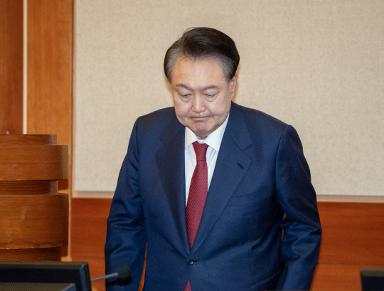지난 2월20일 윤석열 대통령이 서울 종로구 헌법재판소 대심판정에서 열린 12·3 비상계엄 사태 계기 대통령 탄핵심판 제10차 변론기일에 출석해 자리에 앉고 있다.[사진공동취재단·연합뉴스]